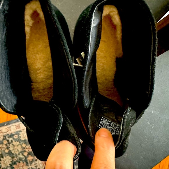 Super cozy and stylish UGG boots with a sturdy heel. Comfortable to walk in - Picture 2 of 3